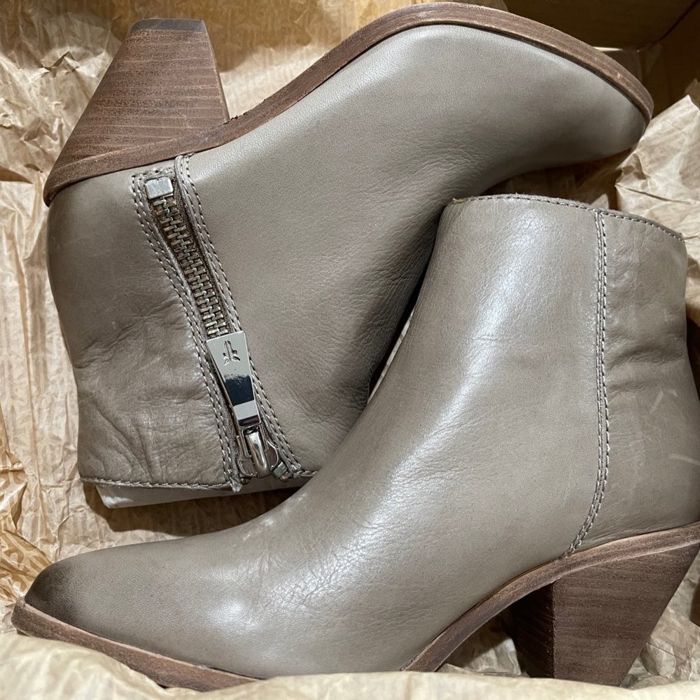 FRYE Lila Zip Short Ankle Boot, New in Box without Tags, Grey, Women's Sz US 5.5